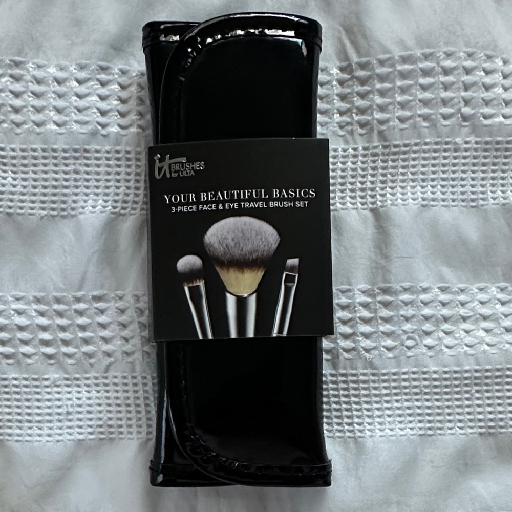 IT cosmetics 3 piece Black Travel Brush Set